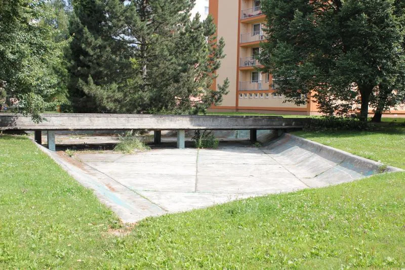 Bazének je přes dvacet let bez vody.