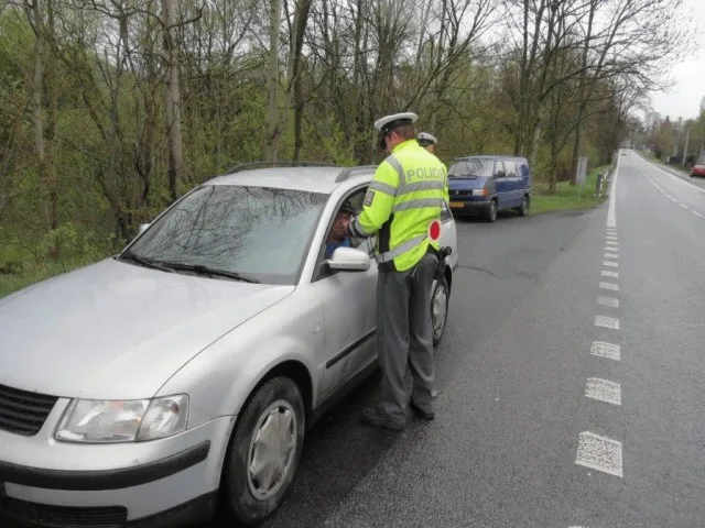 Řidiči pod vlivem alkoholu i drog, policisté rozdali stovky pokut