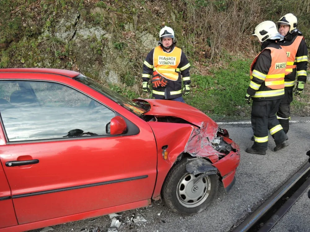 U Višňové se dnes ráno střetl vlak s osobním automobilem