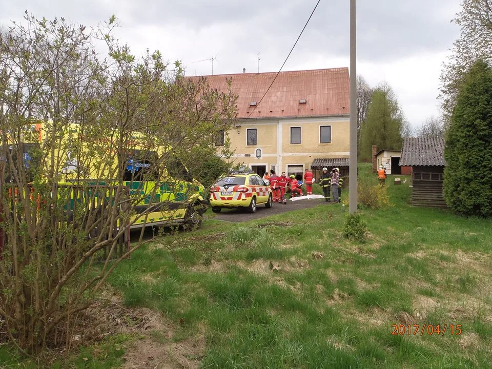 Mladík utrpěl těžké popáleniny při pálení klestí, podpalování benzínem se mu vymklo z rukou