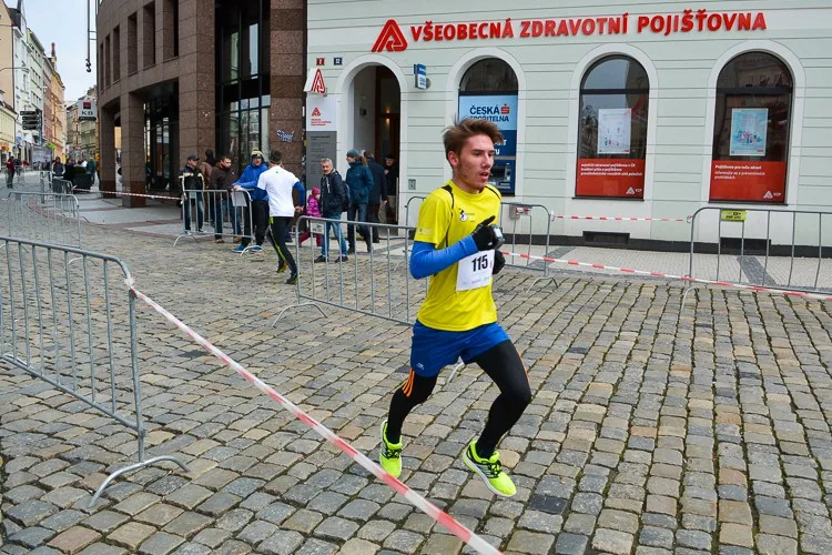 Juniorský maraton před radnicí.