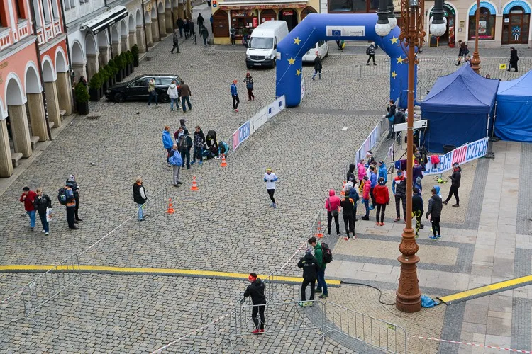 Juniorský maraton před radnicí.