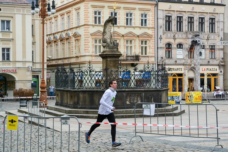 Juniorský maraton před radnicí.