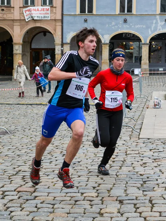 Juniorský maraton před radnicí.
