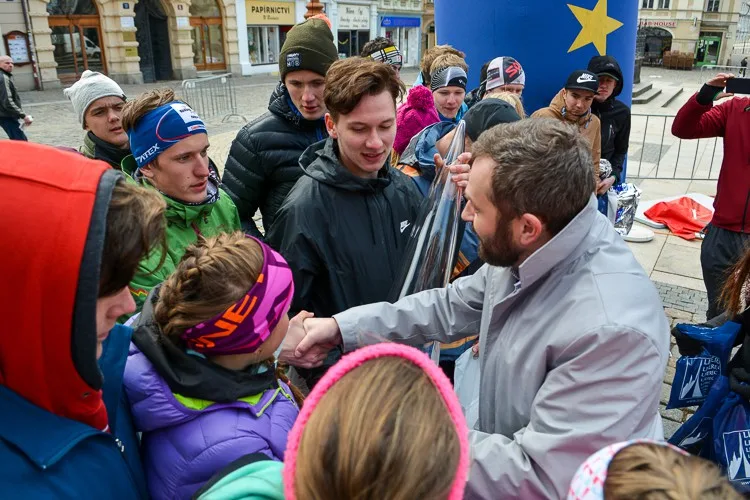 Juniorský maraton před radnicí.