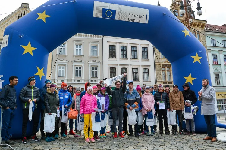 Juniorský maraton před radnicí.