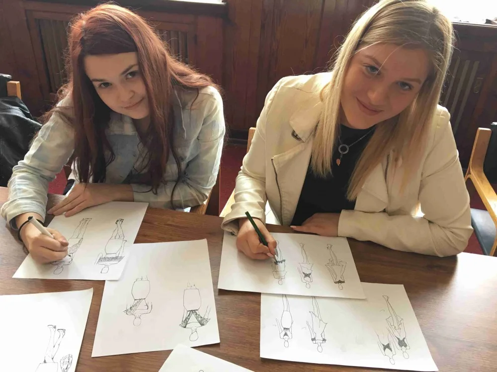 Studentky Nela Laurinová a Barbora Švarcová nad prvními skicami modelů