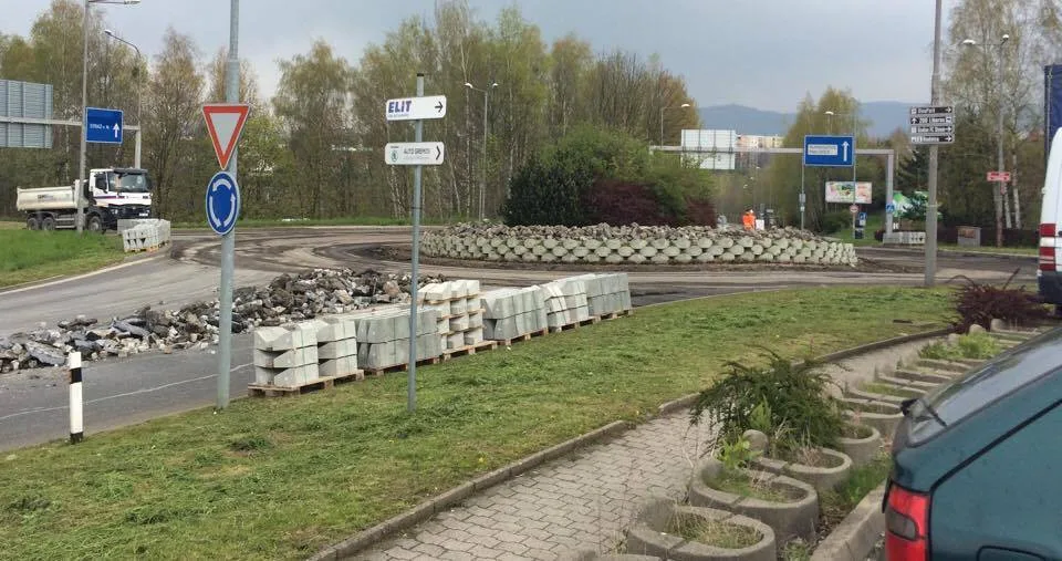 Uzavřený kruhový objezd v Růžodole v sobotu dopoledne