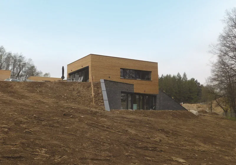 Na okraji Mníšku finišuje výstavba pětadvaceti podzemních domků