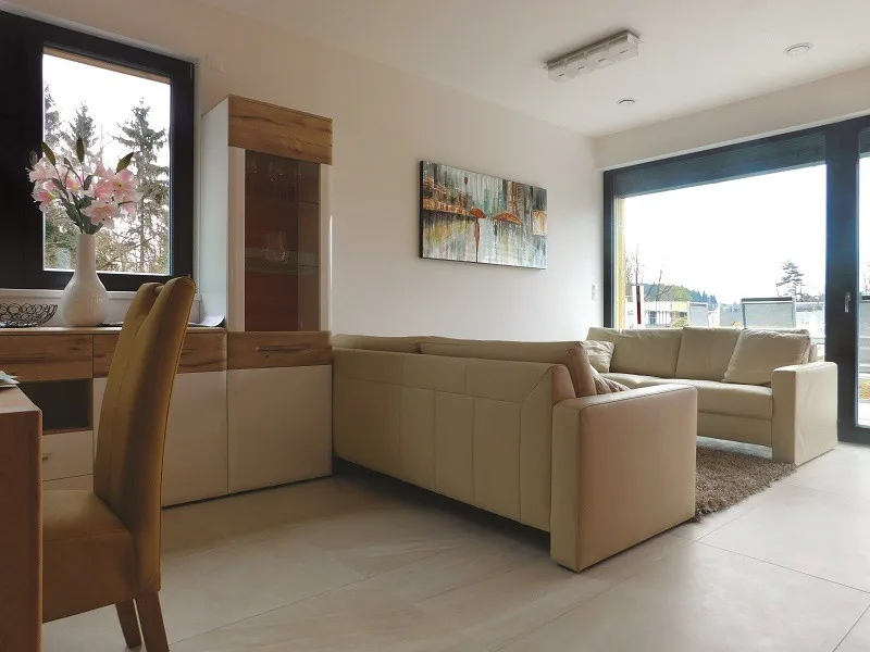 Na okraji Mníšku finišuje výstavba pětadvaceti podzemních domků