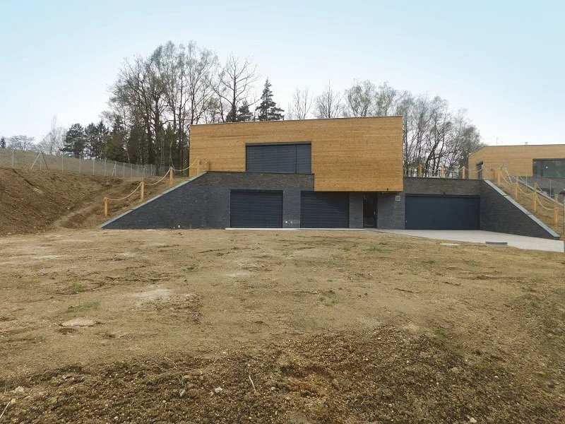 Na okraji Mníšku finišuje výstavba pětadvaceti podzemních domků