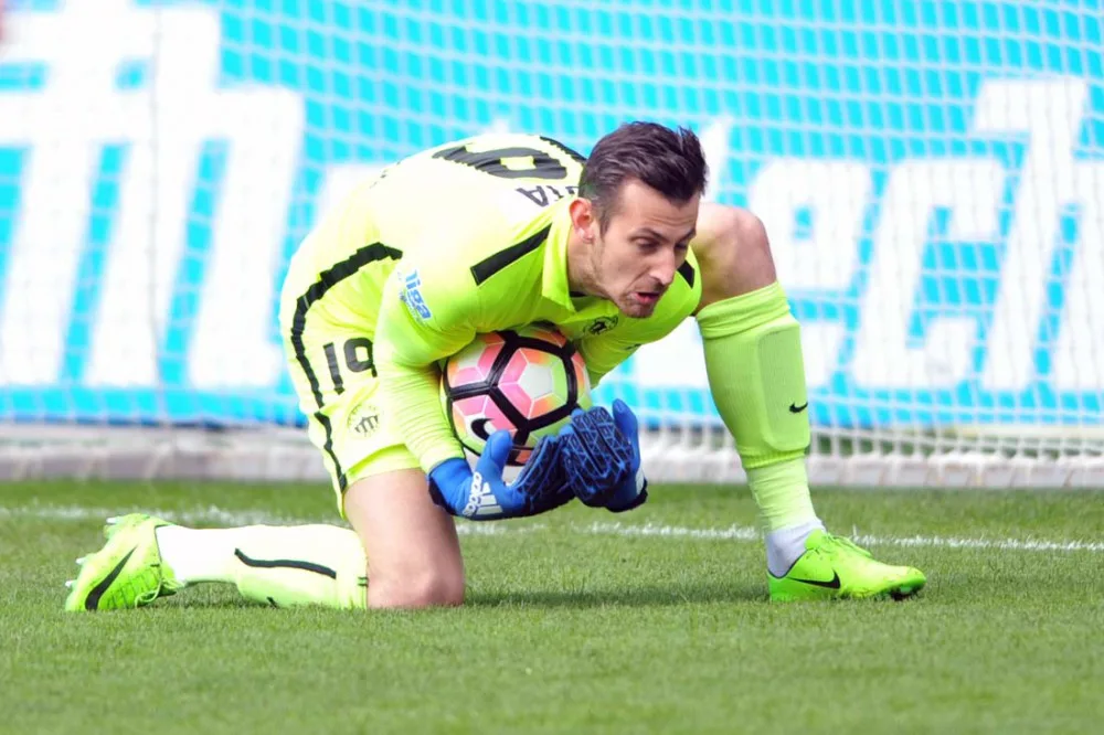 Martin Dúbravka při zákroku