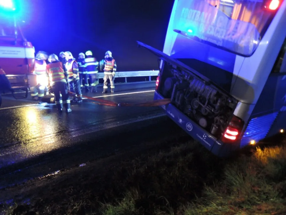 Na Albrechtickém kopci zapadl autobus plný dětí, vyprostit ho musela těžká technika