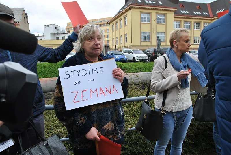 Prezidenta v Liberci přivítalo pískání a červené karty. Ke krajskému úřadu přišla skupinka jeho odpůrců