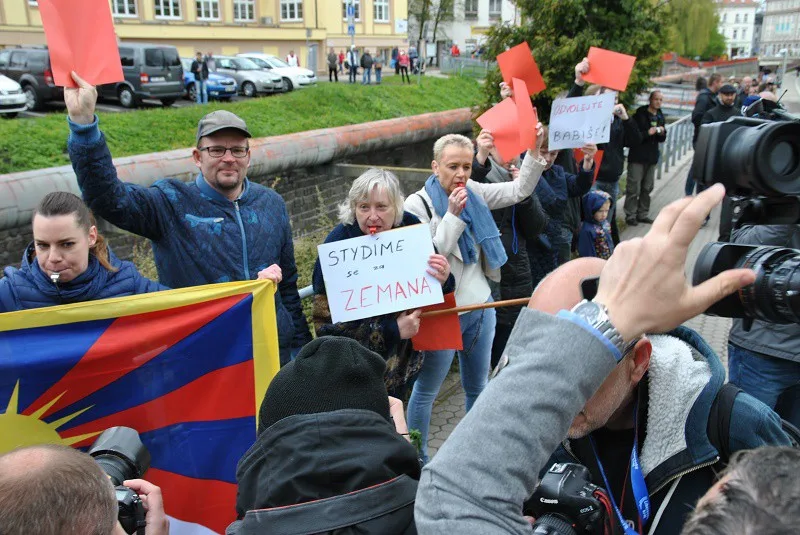 Prezidenta v Liberci přivítalo pískání a červené karty. Ke krajskému úřadu přišla skupinka jeho odpůrců