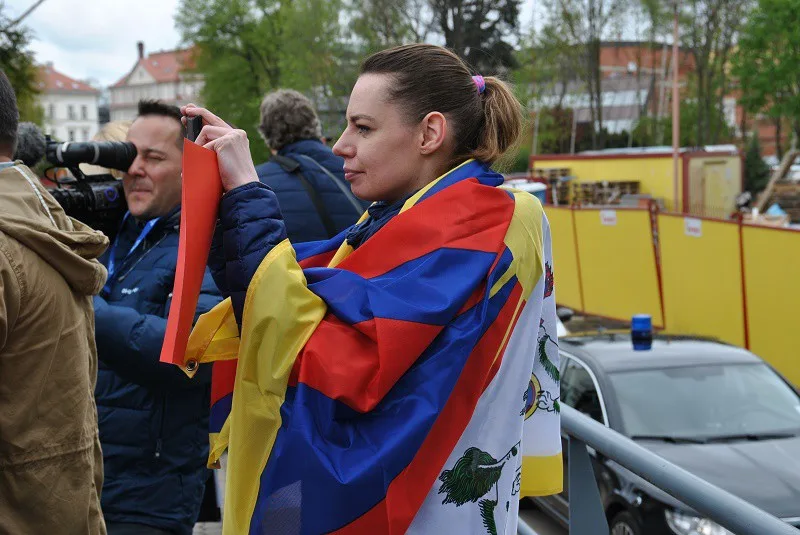 Prezidenta v Liberci přivítalo pískání a červené karty. Ke krajskému úřadu přišla skupinka jeho odpůrců