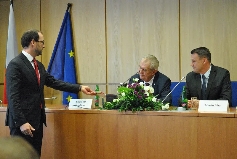 Miloš Zeman přebírá ústavu od Jana Farského