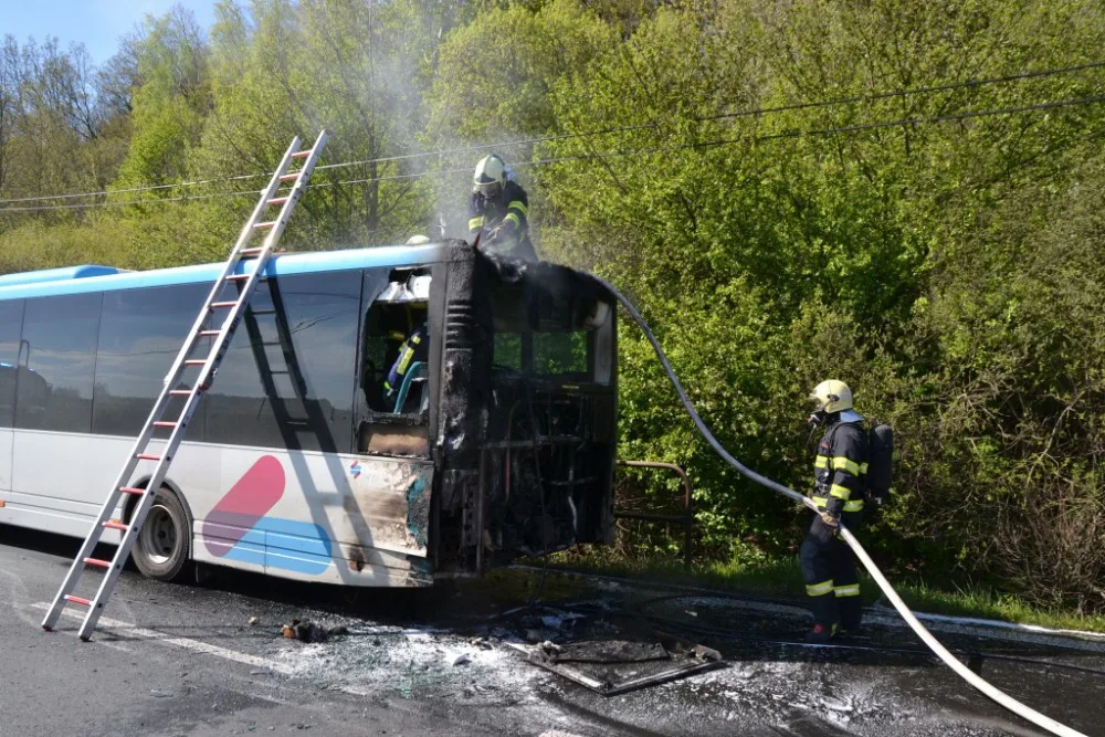 Autobus začal hořet za jízdy.