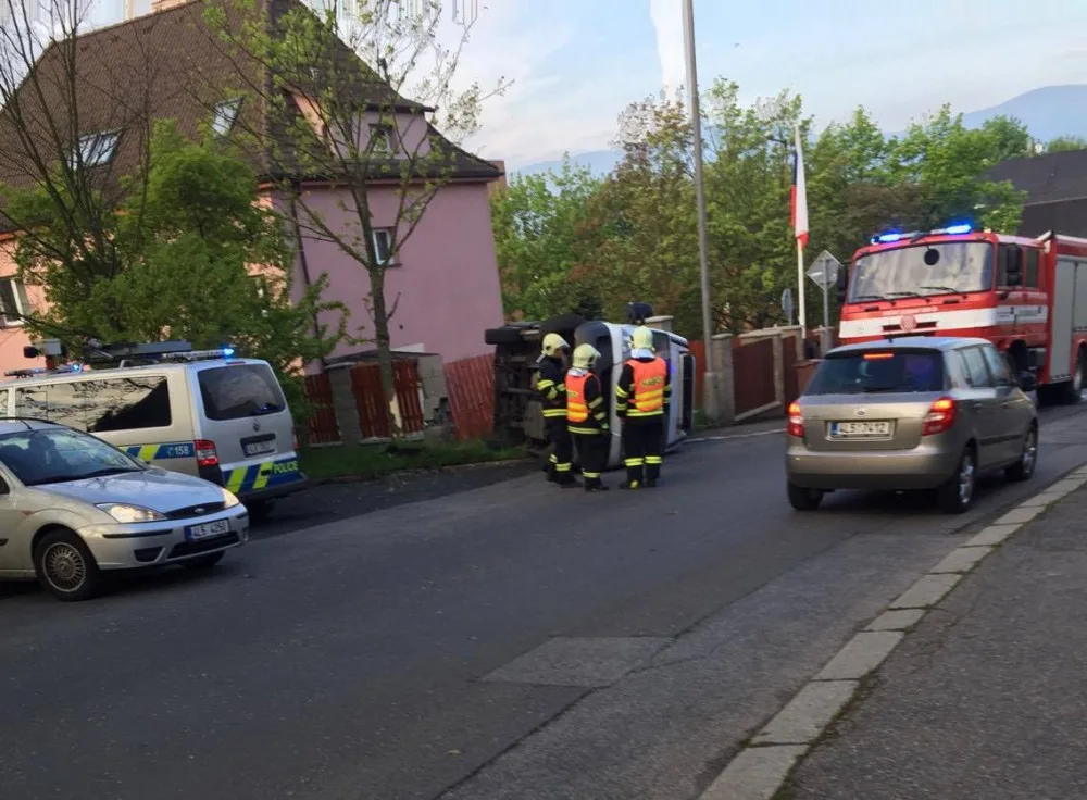 Nehoda ve Vrchlického ulici, řidič otočil svou dodávku na bok