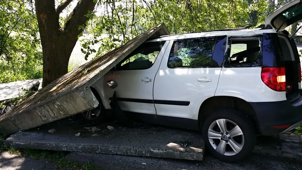 Auto zdemolovalo zastávku.