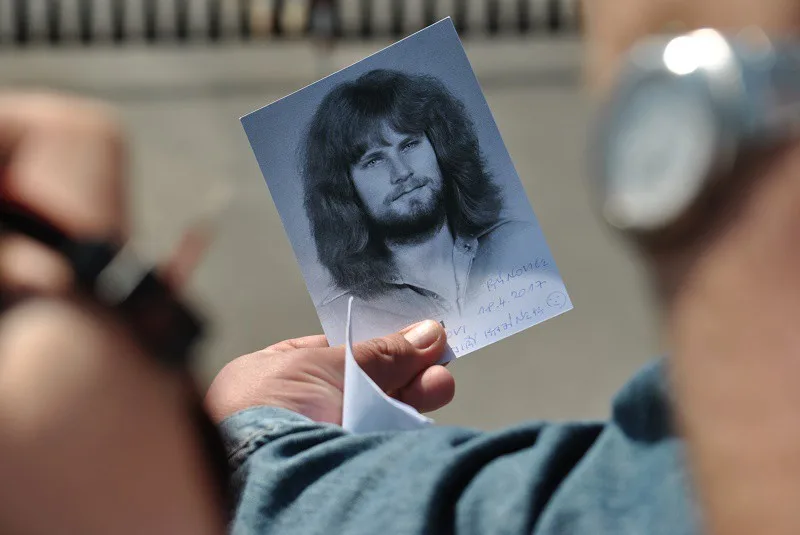 Před rýnovickou věznici dorazil fanoušek Jiřího Kajínka s podepsanou fotografií