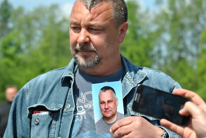 Před rýnovickou věznici dorazil fanoušek Jiřího Kajínka s podepsanou fotografií