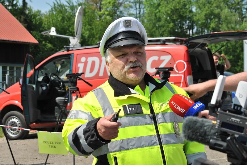 Před rýnovickou věznici dorazil fanoušek Jiřího Kajínka s podepsanou fotografií
