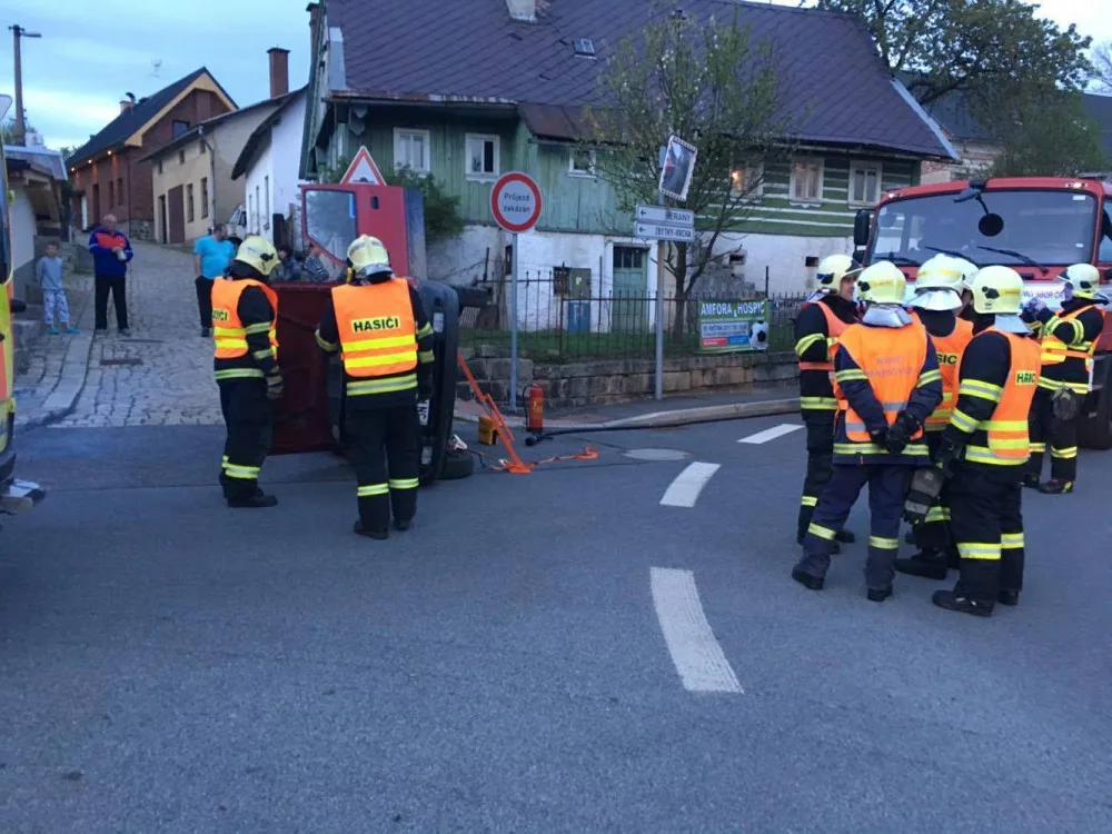 Auto skončilo po nehodě na boku