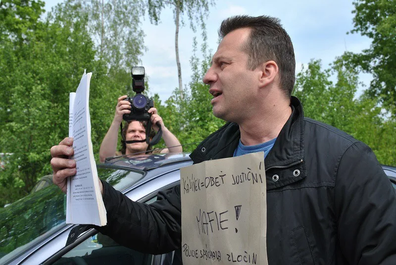 Bývalý vězeň přinesl Kajínkovi tisícovku na oběd a jízdenku domů