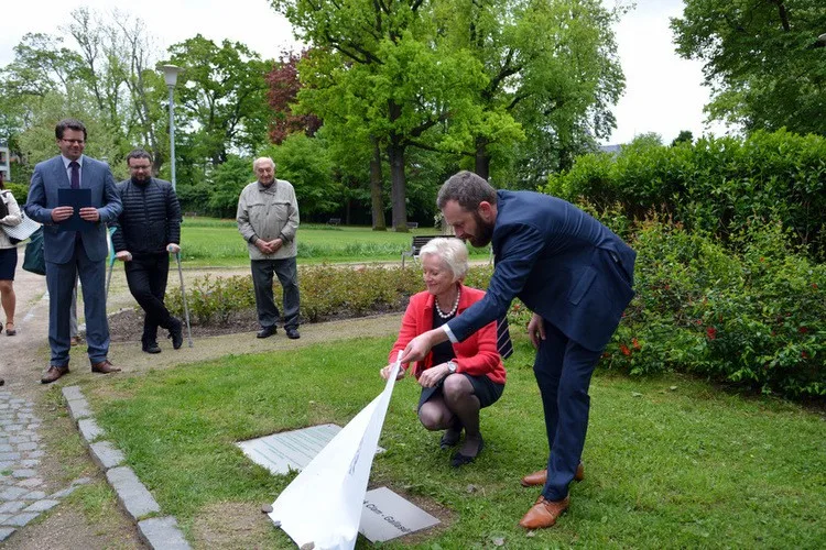 Primátor Batthyány a Christine Kelly právě odkrývají název parku.