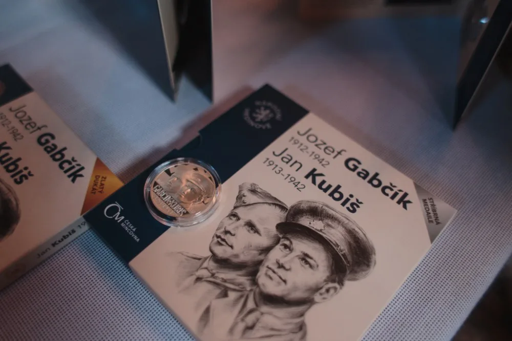 Medaile s Gabčíkem a Kubišem.