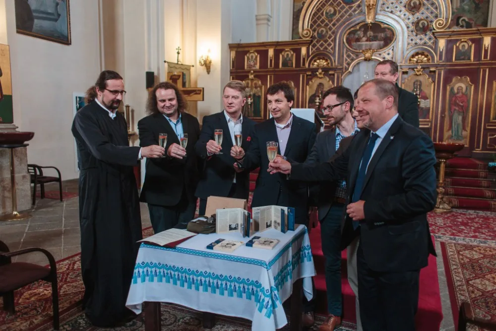 Medaile s Gabčíkem a Kubišem.