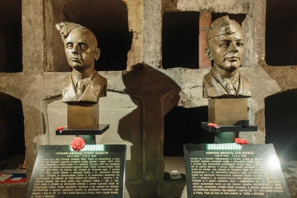 Medaile s Gabčíkem a Kubišem.