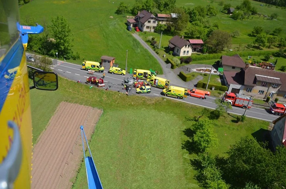 Vážná dopravní nehoda pod Kozákovem. Sedm lidí se zranilo, tři těžce
