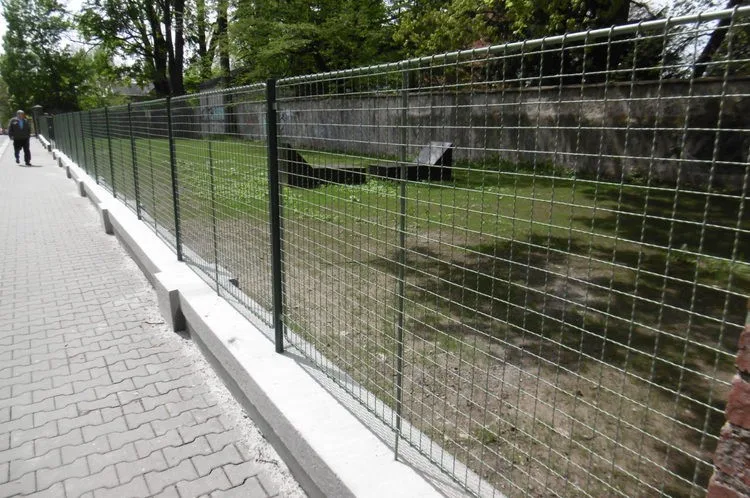 Odpočinkové místo v Komenského ulici.