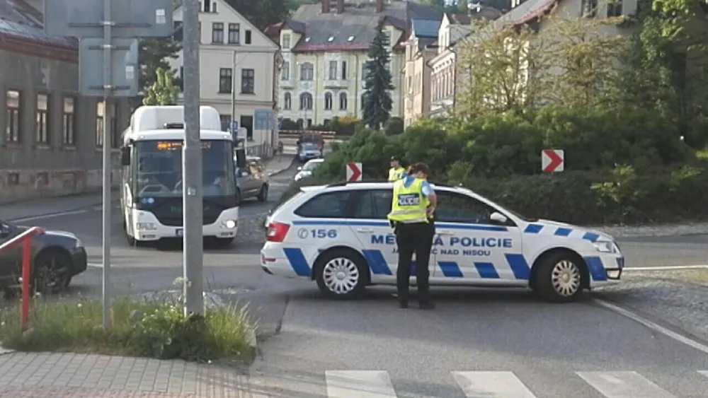 Střet s autem nepřežil motorkář. Záchranáři o jeho život bojovali desítky minut