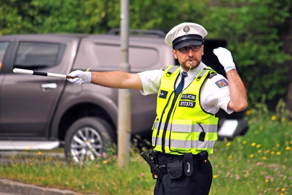 Dopravní policisté řídili dopravu na křižovatce u Viaduktu.