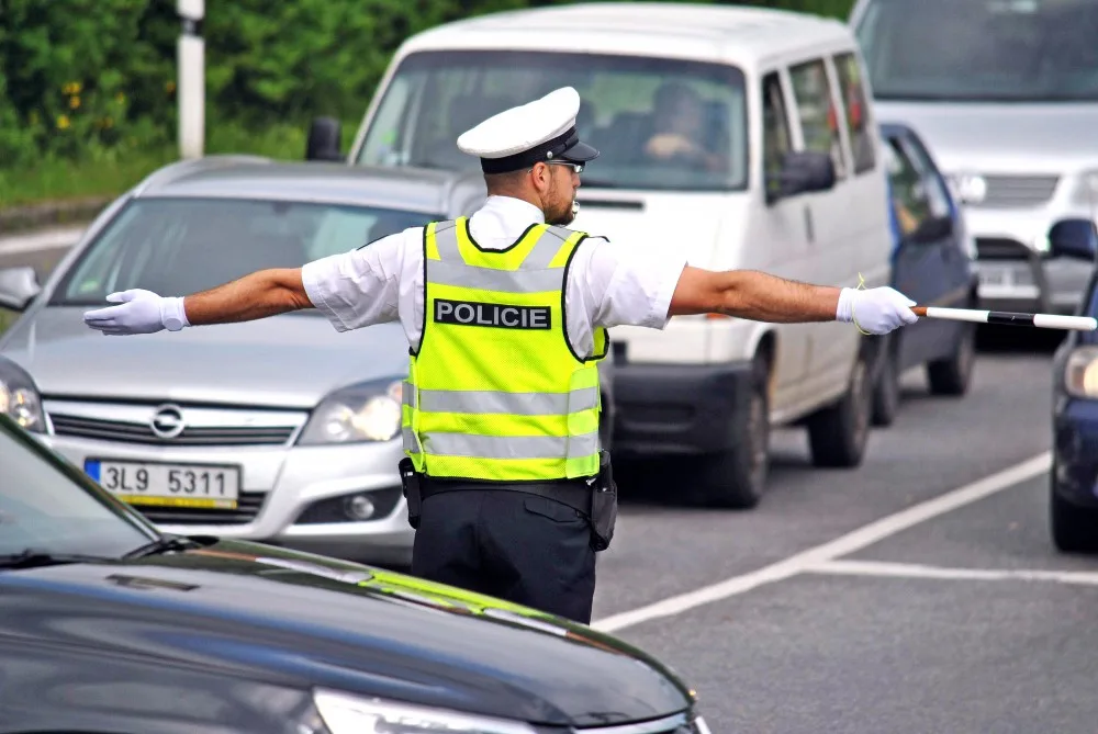 Dopravní policisté řídili dopravu na křižovatce u Viaduktu.