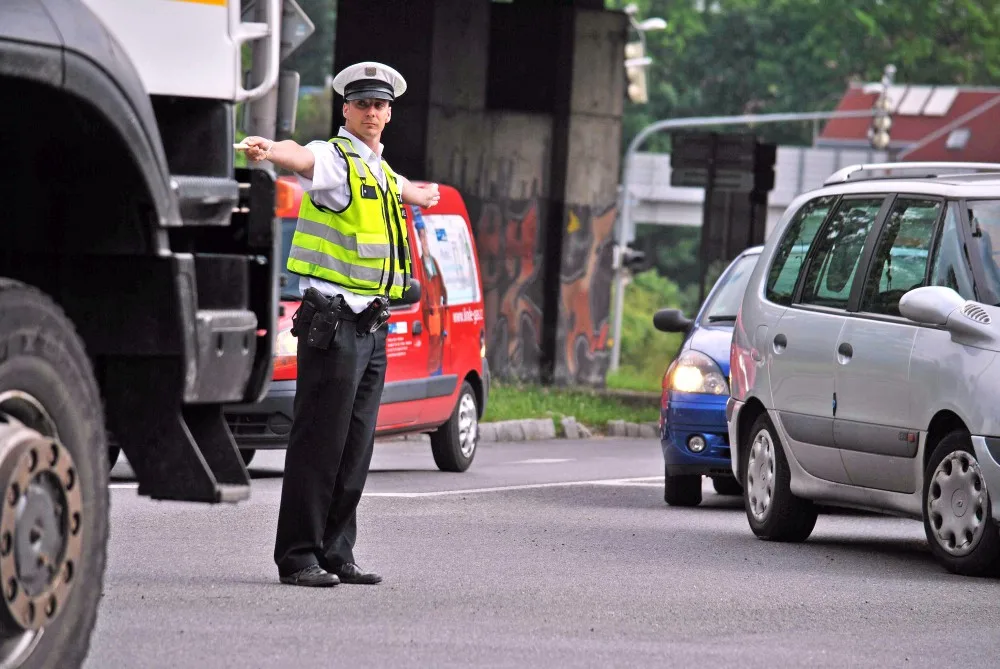 Dopravní policisté řídili dopravu na křižovatce u Viaduktu.