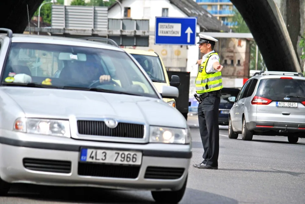 Dopravní policisté řídili dopravu na křižovatce u Viaduktu.