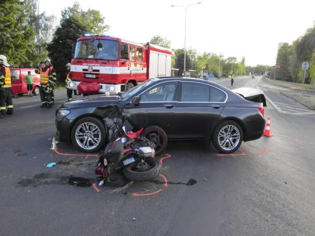 Řidič BMW při odbočování přehlédl motocyklistu, ten se vážně zranil