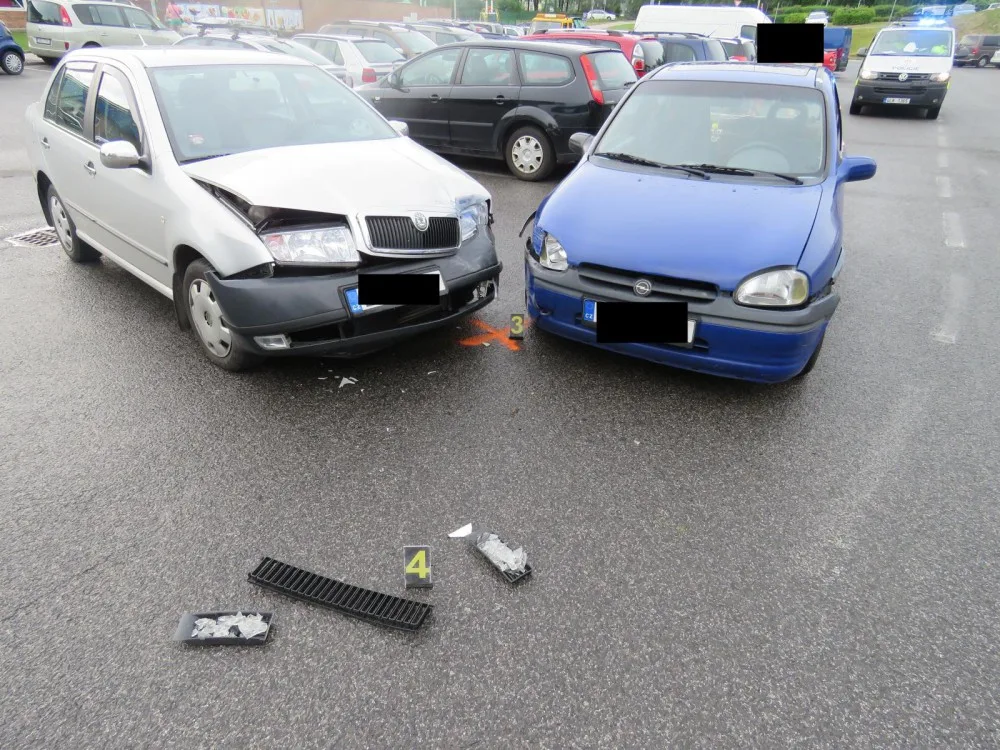 Řidička při vyjíždění z parkoviště přehlédla přijíždějící auto, střetu už nestihla zabránit