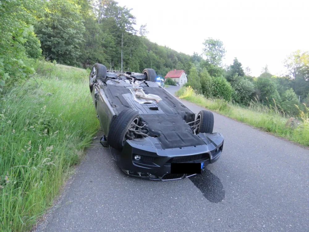 Řidič neukočíroval své BMW a otočil ho na střechu, škoda přesahuje půl milionu korun