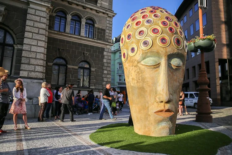 Socha V-myšlení před libereckou radnicí
