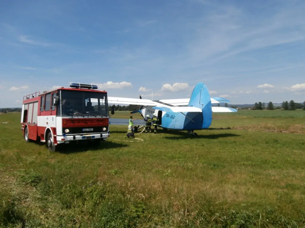 S likvidací lesního požáru pomáhal hasičům letoun