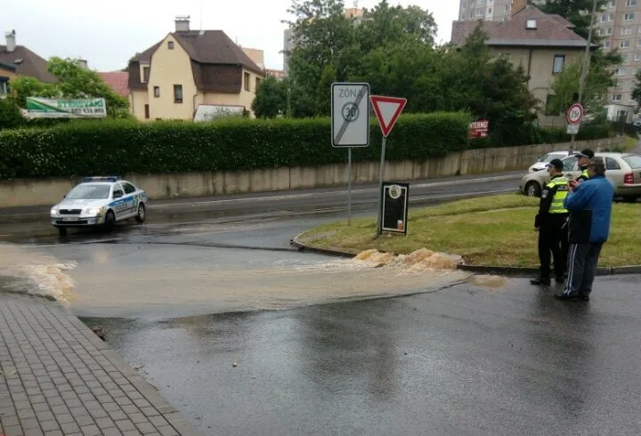 Voda valící se ulicí Dobiášova