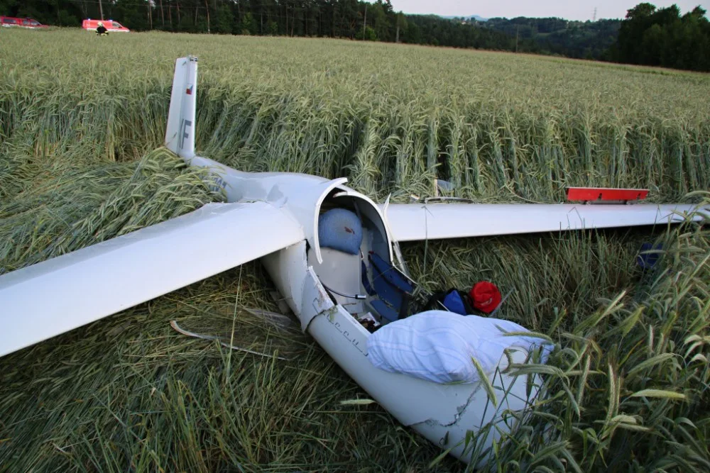 Poblíž Hodkovic nad Mohelkou spadl větroň, pilot se vážně zranil.