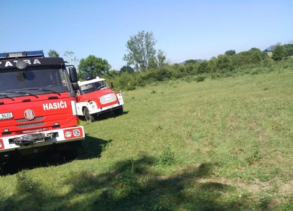 Hasiči na pastvině.