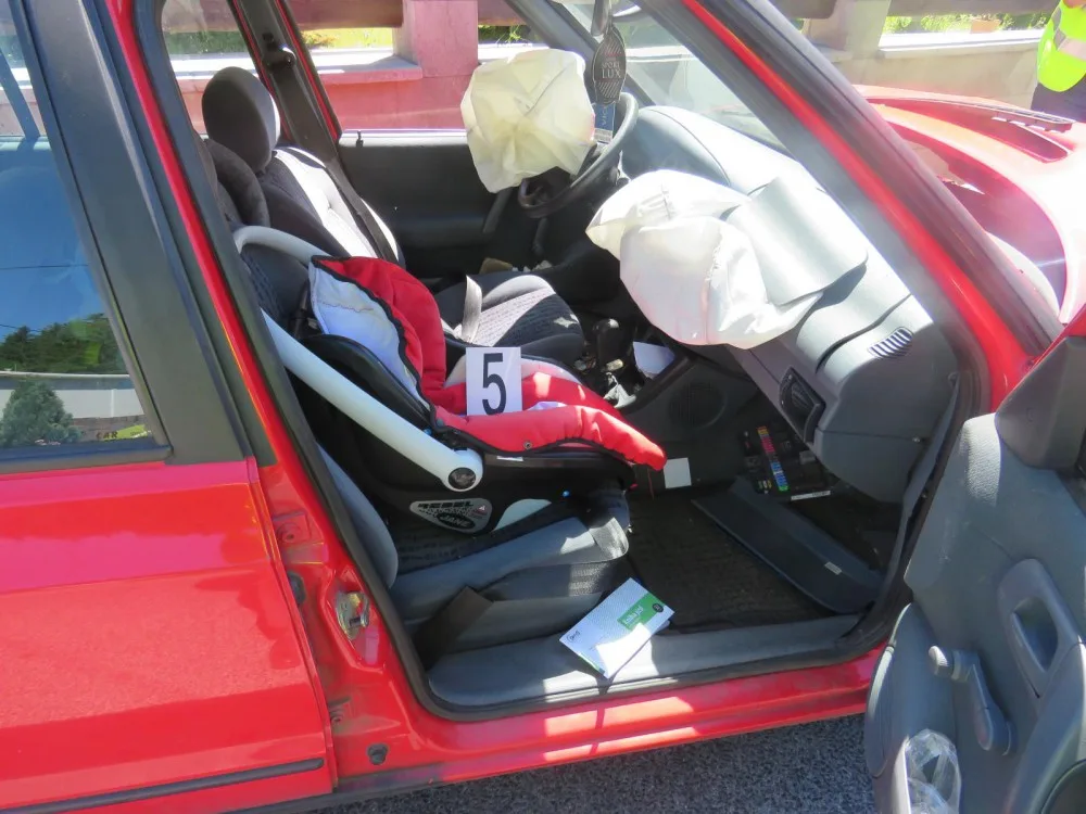 Nikdy nevlastnila řidičák, přesto usedla za volant. Havarovala i s miminkem na sedačce spolujezdce.