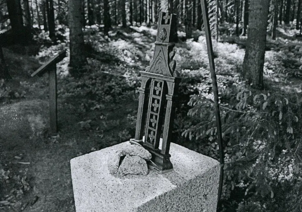 Zničený kříž.